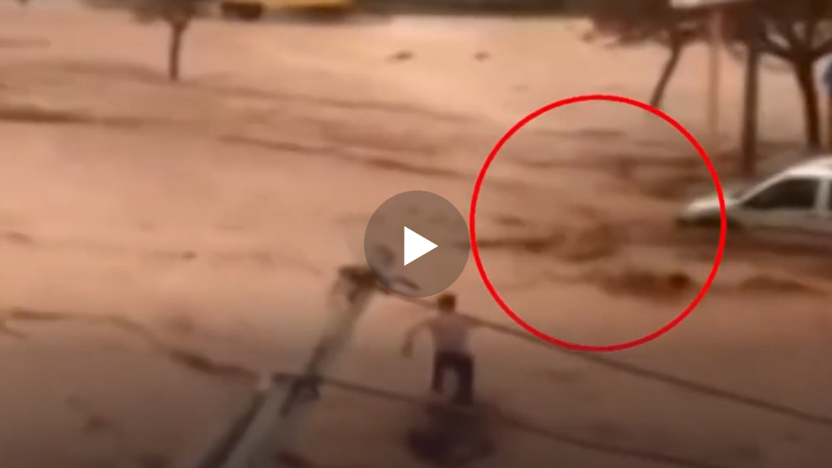 Keto jan pamjet kur nje person shtepon dy tjere nga permbytja e madhe qe ndodhi ne vendin e termetit ne Turqi..(VIDEO)