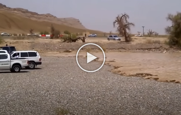 Mrekulli apo cfare? Ja momenti papritur kur mbrenda pak sekondash Shkretetira mbushet me ujera gjigante..(VIDEO)